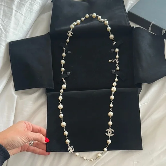 Chanel White &silver Pearls & Christals 5 C
Charms Necklace - Picture 1 of 8